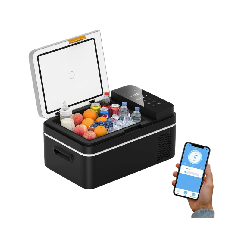 Freddo portatile con compressore riempito di frutta e bevande, controllato tramite app smartphone per camping e viaggi.