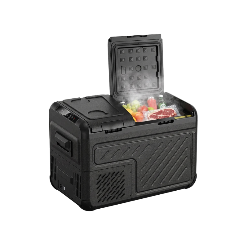 Frigorifero portatile nero con compressore, schermo touch e protezione bassa tensione, contenente alimenti freschi e bevande per camping e viaggio.