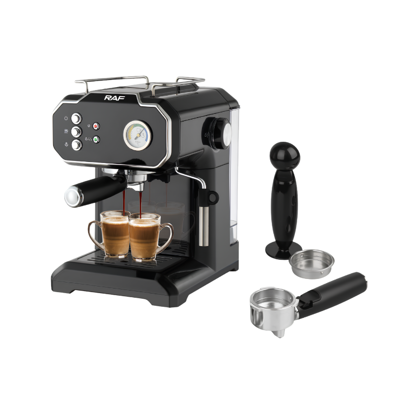 Macchina da caffè semi-automatica nera ad alta pressione con manometro, che prepara due caffè in bicchieri di vetro insieme agli accessori.