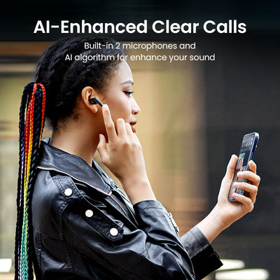 Auricolari Bluetooth con riduzione del rumore attiva, colore nero, indossati da persona che usa smartphone.