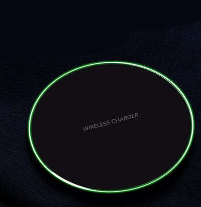Caricatore wireless tondo con anello LED verde e scritta WIRELESS CHARGER su superficie nera