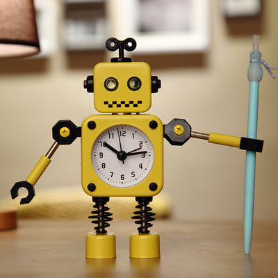 Sveglia-robot gialla in stile cartoon, corpo a orologio con braccia e gambe a molle, porta una matita blu.