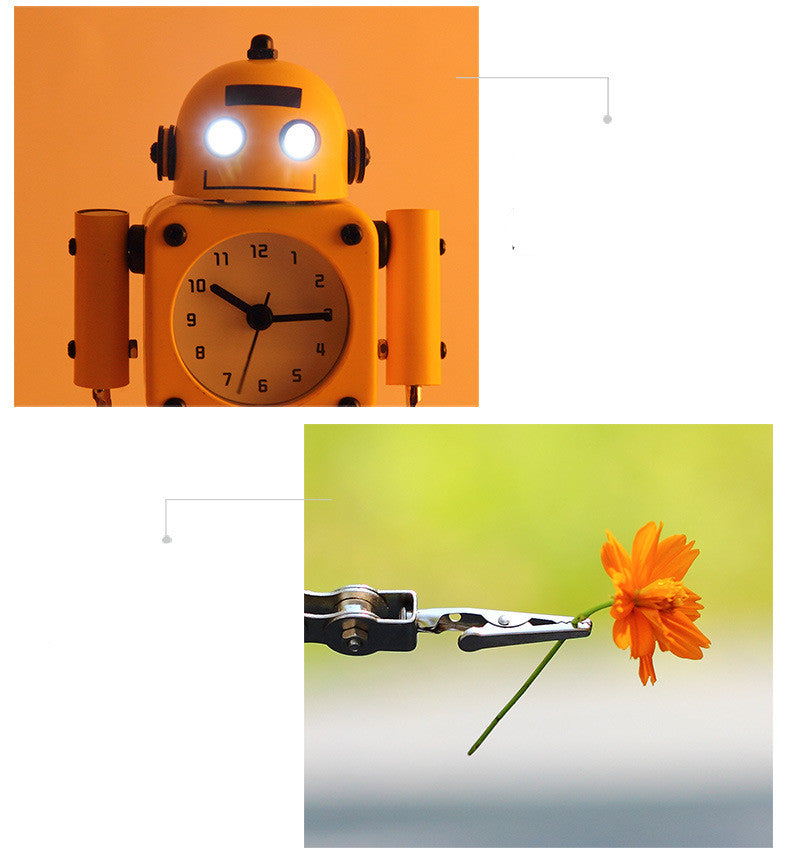 Orologio sveglia robot giallo in stile cartone animato con quadrante, pinza trattiene un fiore arancione.