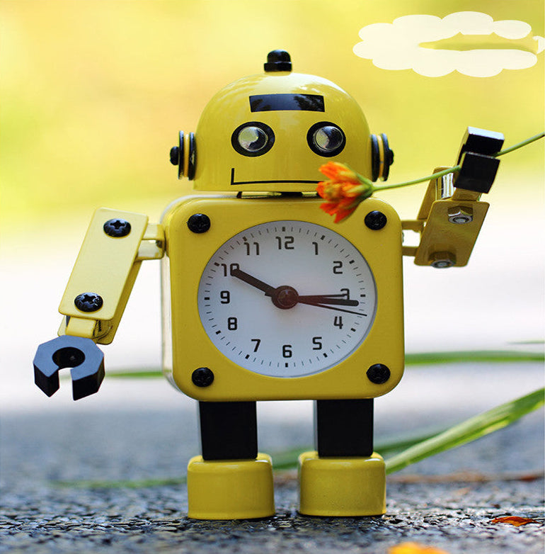 Orologio sveglia robot giallo in stile cartone, piccolo, con quadrante sul torace e fiore.