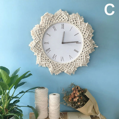 Orologio da parete creativo con cornice intrecciata all'uncinetto, quadrante rotondo in legno e numeri romani.