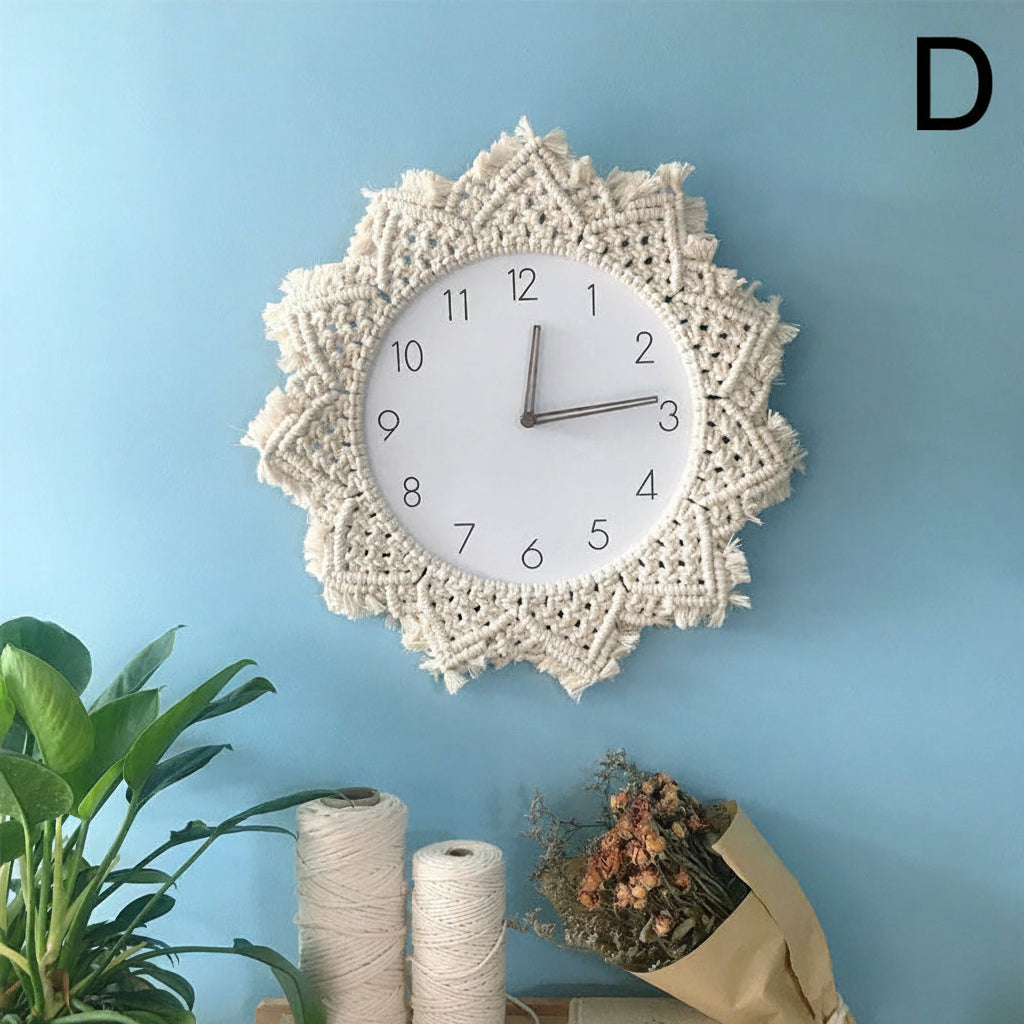 Orologio da parete rotondo in legno con decorazione intrecciata in macramè bianco, quadrante bianco con numeri neri, diametro 30 cm.