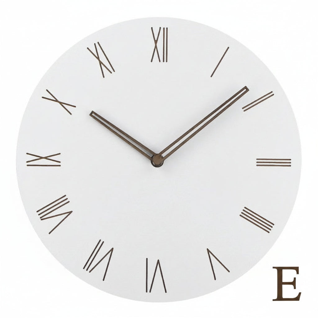 Orologio da parete rotondo bianco con numeri romani marroni e lancette scure, diametro 12 pollici.