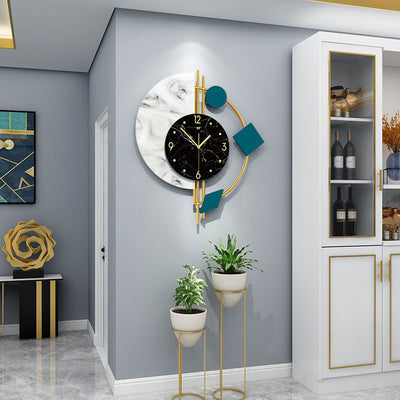 Orologio da parete moderno: faccia nera, numeri dorati, sfondo marmoreo, cornice dorata con elementi verdi; 48x56 cm