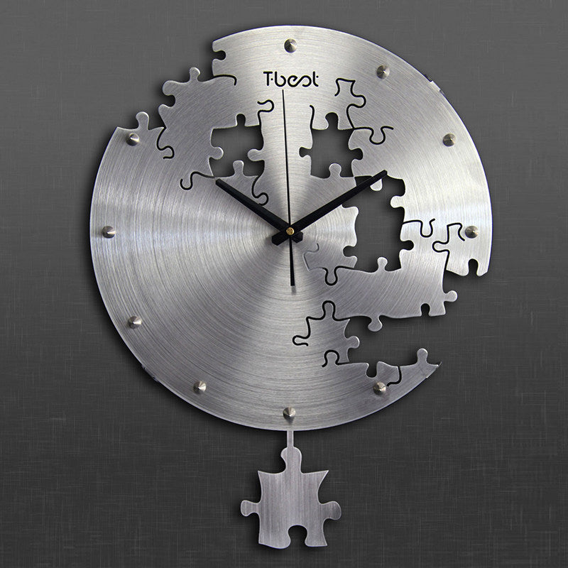 Orologio da parete circolare in metallo spazzolato con motivi puzzle tagliati e pendolo a forma di pezzo di puzzle
