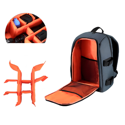 Zaino impermeabile per fotocamera con scomparti modulari, interno arancione e manico/spallacci morbidi.