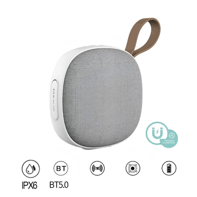 Altoparlante Bluetooth magnetico bianco con tessuto grigio, cinturino in ecopelle, IPX6, bassi potenti, leggero