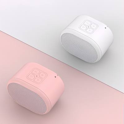 Due altoparlanti mini Macaron Bluetooth, bianchi e rosa, batteria 1500 mAh, 8 ore riproduzione, controlli sul top.