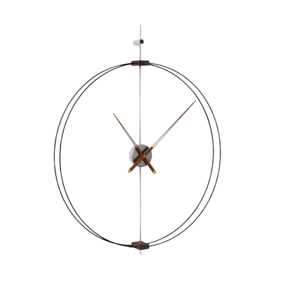 Orologio a parete circolare minimalista con due anelli in metallo e lancette in noce, stile lusso leggero.