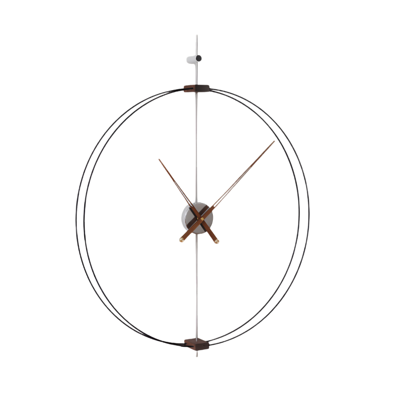 Orologio a parete circolare minimalista con due anelli in metallo e lancette in noce, stile lusso leggero.