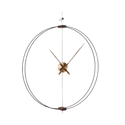 Orologio da parete circolare in metallo con anelli doppi, lancette dorate e rifiniture in noce, design minimalista.