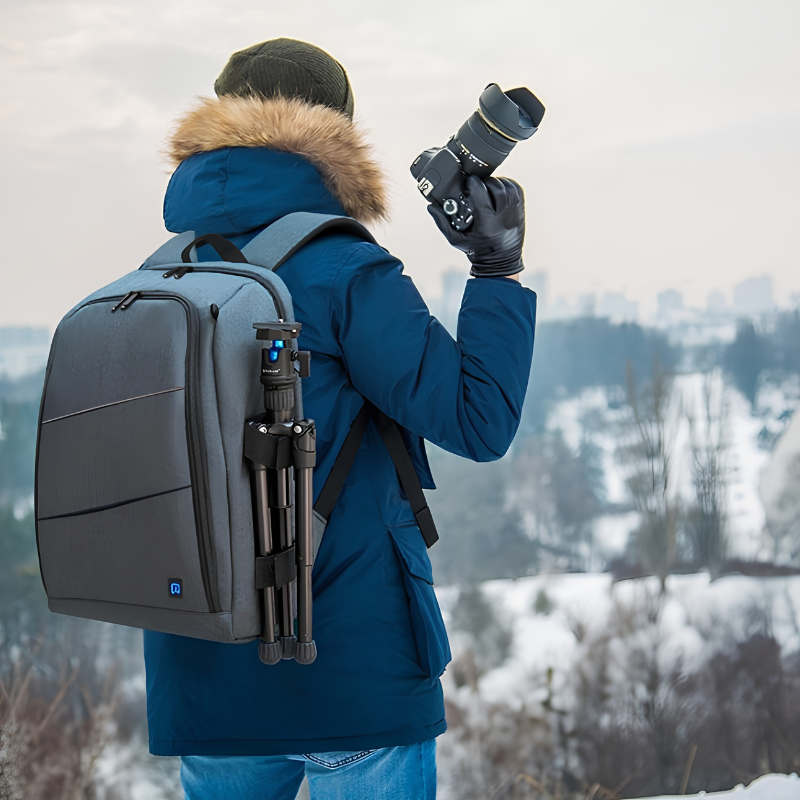 Zaino impermeabile per fotocamera con treppiede agganciato, fotografo all'aperto invernale