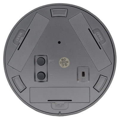 Vista inferiore di orologio proiettore con luce notturna; batteria AAA non inclusa; dimensioni 86 x 97 x 64 mm.