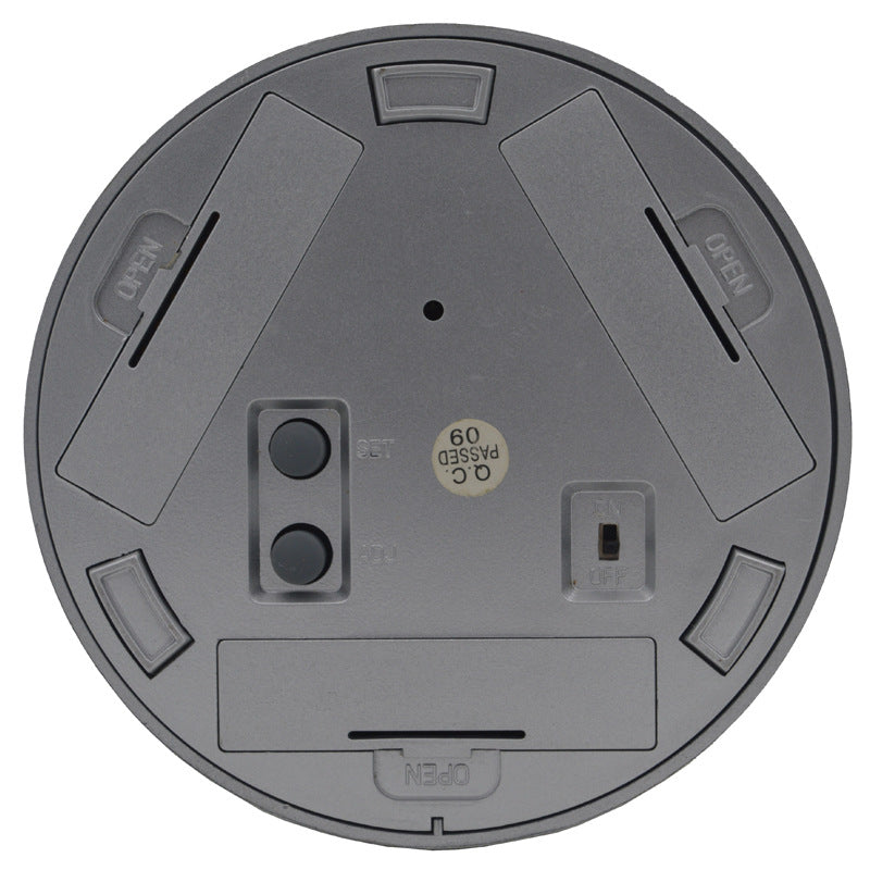 Vista inferiore di orologio proiettore con luce notturna; batteria AAA non inclusa; dimensioni 86 x 97 x 64 mm.