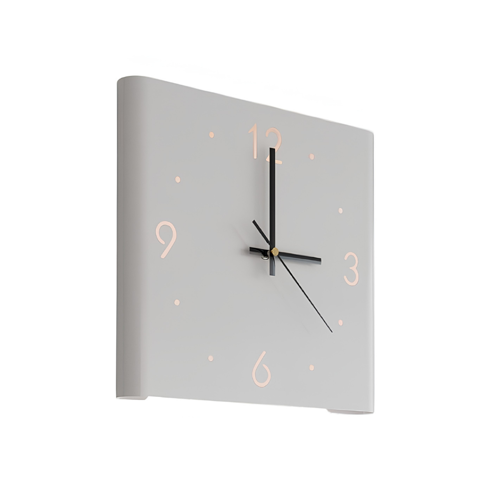 Orologio da parete moderno in metallo bianco crema, con numeri dorati e lancette nere, design angolare per soggiorno.