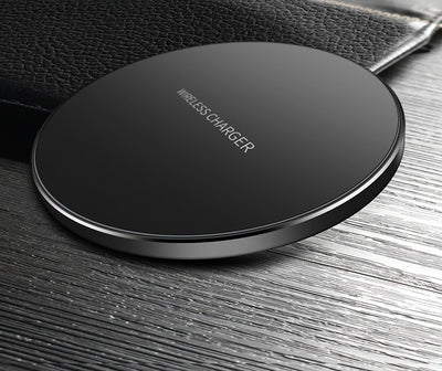 Base di ricarica wireless rotonda nera con bordo metallico e scritta Wireless Charger.