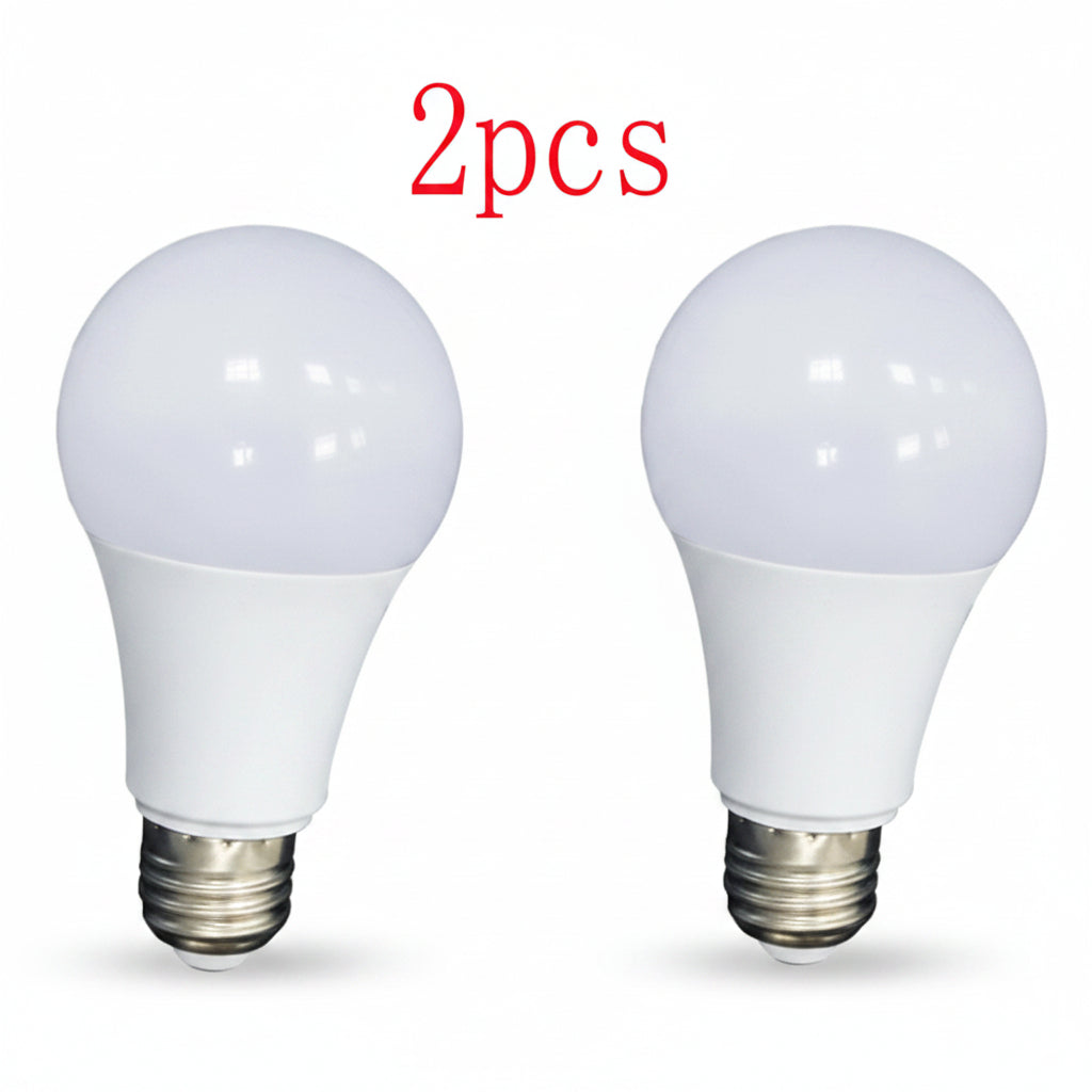 Due lampadine bianche con attacco a vite standard, riflessi luminosi.