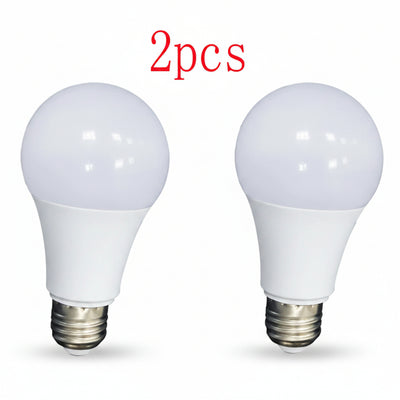 Due lampadine bianche con attacco a vite standard, riflessi luminosi.