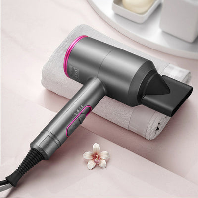 Asciugacapelli 1400W 110–220V, 3 impostazioni di calore e 2 velocità, design grigio con riflessi rosa.