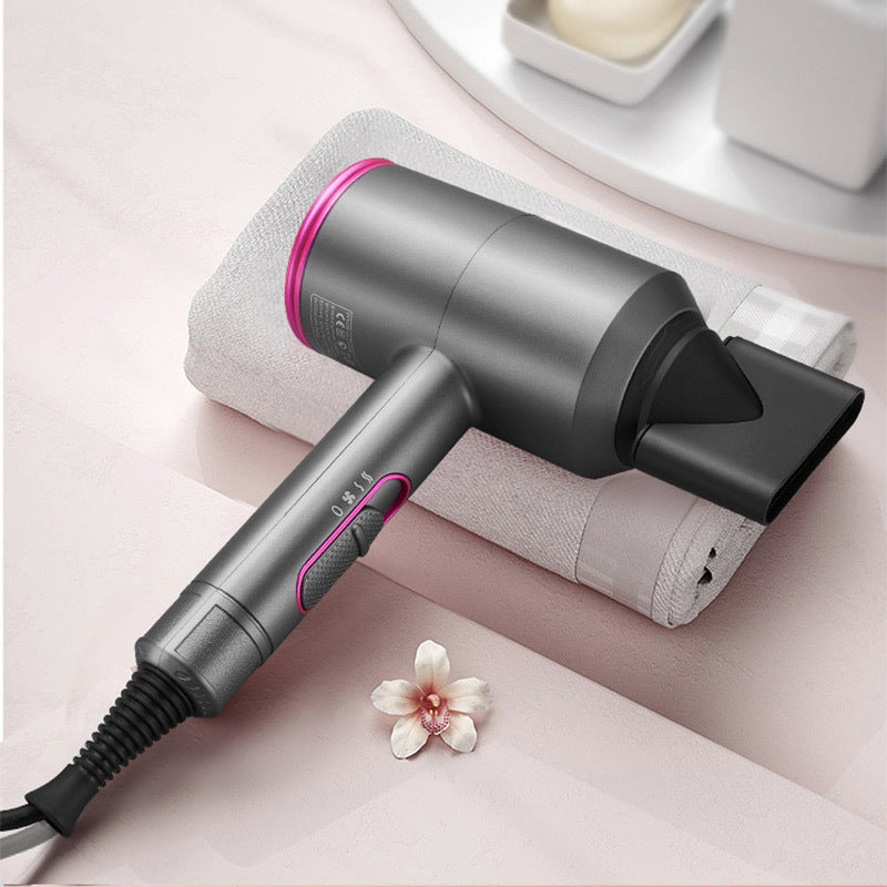 Asciugacapelli 1400W 110–220V, 3 impostazioni di calore e 2 velocità, design grigio con riflessi rosa.