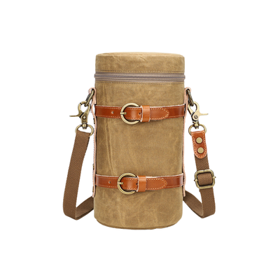 Borsa cilindro per fotocamera SLR in canvas color cammello, cinturini in pelle marrone e tracolla.