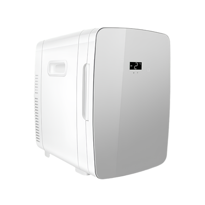Frigorifero auto portatile da 15L con display digitale frontale, alimentazione 12V, colori champagne o argento.