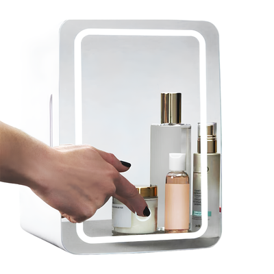Mini frigorifero cosmetico portatile per profumi e skincare; raffredda e riscalda da 22–65°C, leggero e silenzioso