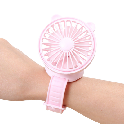 Ventola mini rosa a forma di orsetto, ricaricabile, indossata al polso con cinturino.