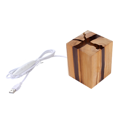 Lampada da tavolo in legno a cubo con crepe e resina scura, USB incluso.