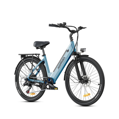 Bici elettrica urbana azzurra a passo basso, ruote da 26, batteria integrata, freni a disco, portapacchi.