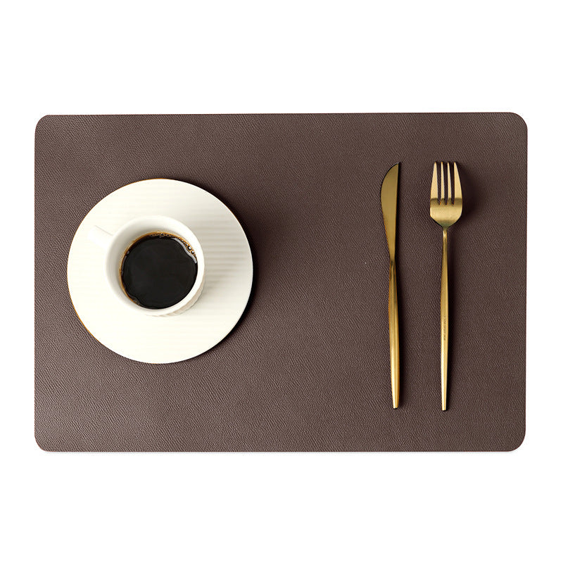 Tovaglietta in ecopelle marrone, protezione dal calore, impermeabile e resistente agli oli, tazza caffè e posate dorate.