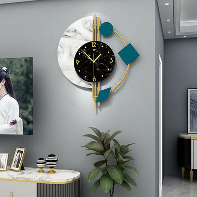 Orologio a parete quarzo da soggiorno, 48x56 cm, con quadrati blu, cornice dorata e pannello marmoreo su parete grigia.