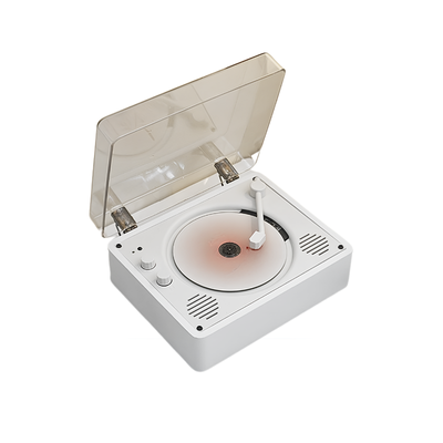 Lettore CD portatile bianco con design vintage, coperchio trasparente e manopole di controllo.