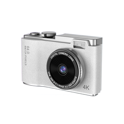 Camera digitale retro portatile per bambini, 64MP, video 4K, corpo argento in silicone ABS con laccetto incluso.