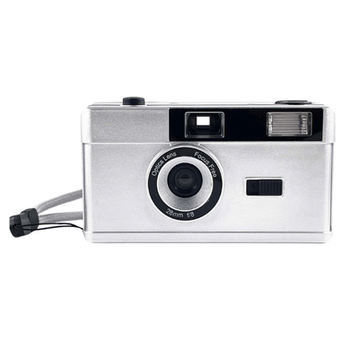 Camera filmato 35mm argento con flash integrato, obiettivi 28mm f/8 e focus fisso, ideal per fotografia analogica retrò.