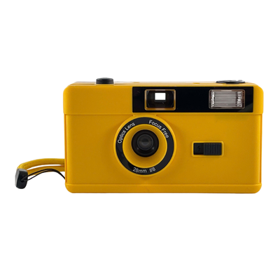 Camera retro 35mm gialla con flash integrato, obiettivo 28mm fisso e formato 135,ideale per fotografie analogiche.
