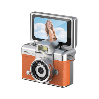 Camera digitale retrò con schermo ribaltabile HD, design in ABS arancione e argento, controllo manuale completo.