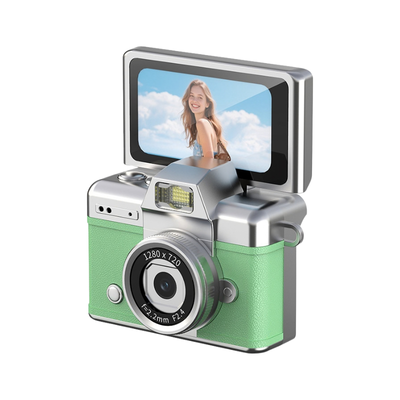 Camera digitale compatta retro con schermo ribaltabile HD, corpo verde e dettagli argento, controllo manuale.