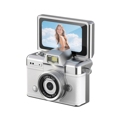 Camera digitale retro argentata con schermo HD ribaltabile, design vintage e lente 1280x720.