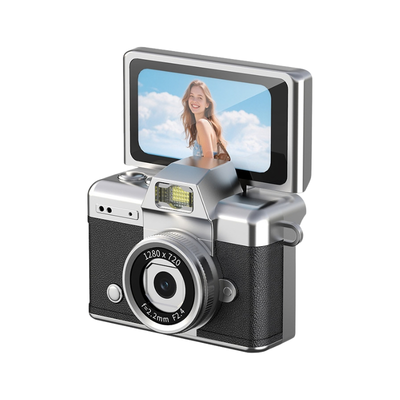 Camera digitale portatile stile retrò con schermo ribaltabile HD, design vintage in ABS e controllo manuale completo.