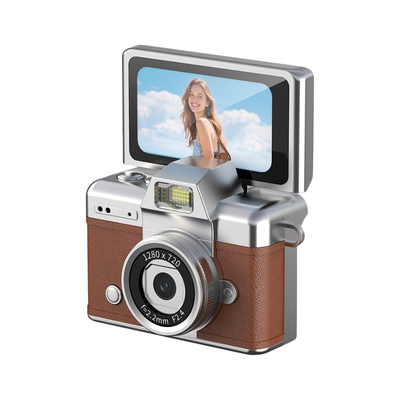 Camera digitale compatta retrò con schermo ribaltabile HD, finitura argento e marrone, design vintage e controllo manuale.