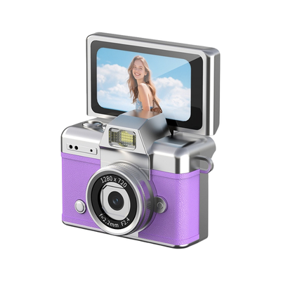 Camera digitale retro viola con schermo flip HD, design vintage, controllo manuale e lente 1280x720.