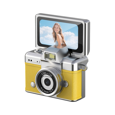 Compact camera retro stile giallo e argento con schermo HD ribaltabile, lente 1280x720 e flash LED.