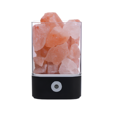 Lampada LED USB in sale cristallino Himalayano: purifica l'aria e rilascia ioni negativi. Base nera con interruttore.