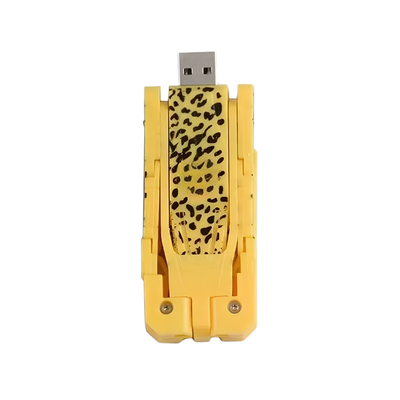 Chiavetta USB gialla design robotica, estetica originale con motivo leopardato e struttura resistente per protezione memoria.