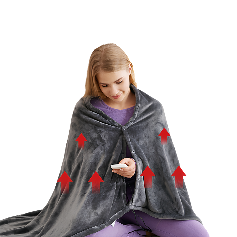 Donna avvolta in scialle termico in flanella grigio scuro, riscaldato con USB.